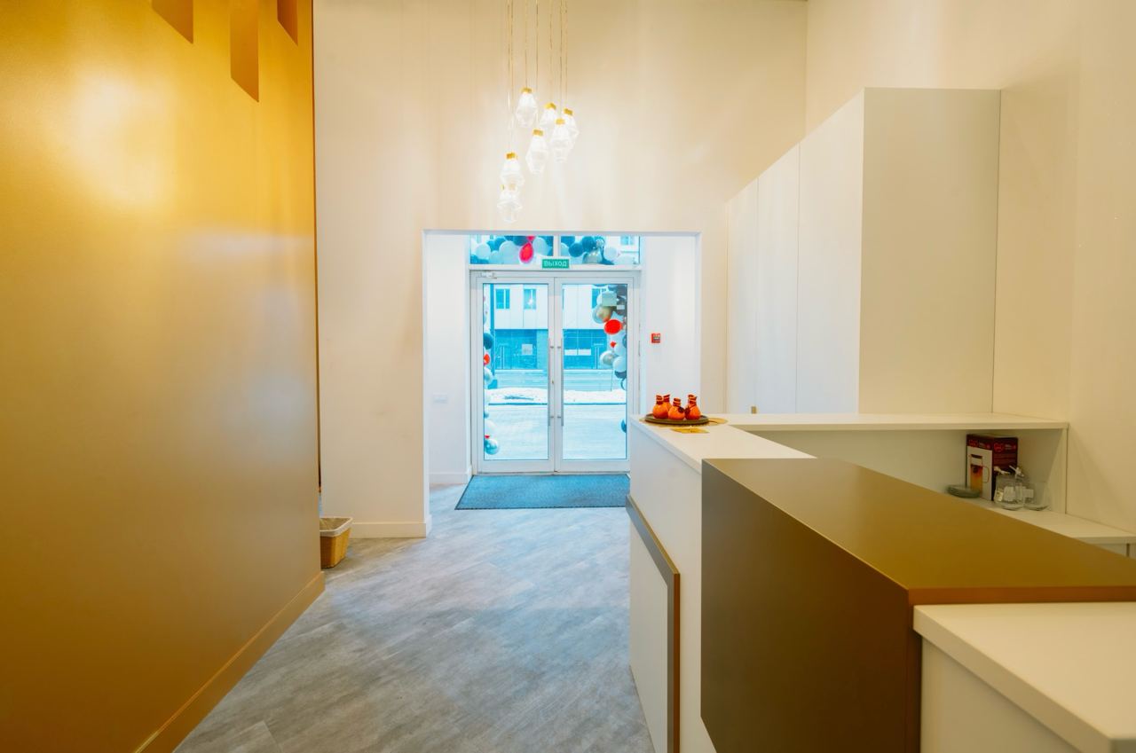 Кварцвиниловый SPC ламинат Vinilam Ceramo Stone Цемент Светлый 71614 940×470×6 фото в интерьере